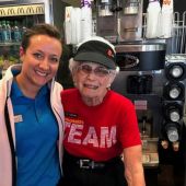 Loraine Maurer lleva 94 años trabajando en McDonalds