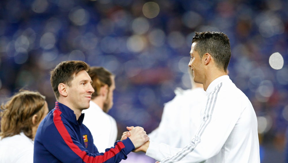 Leo Messi y Cristiano Ronaldo se saludan antes de un partido