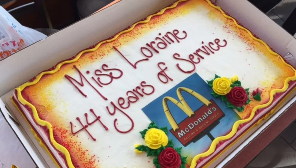 Los compañeros de Loraine la han felicitado con una tarta