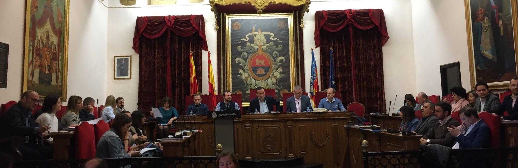 El Pleno de Elche aprueba crear una mesa de trabajo para abordar la problemática de las terrazas de mesas y sillas en el municipio El Pleno de Elche aprueba crear una mesa de trabajo para abordar la problemática de las terrazas de mesas y sillas en el municipio