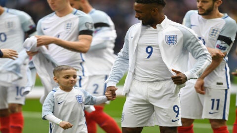 Jermain Defoe, con Bradley Lowery antes del Inglaterra-Lituania