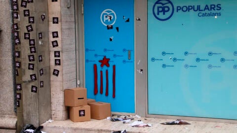 La fachada de la sede central del PP catal&aacute;n en Barcelona