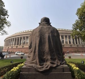 Vista de la parte de atrás de la estatua de Mahatma Gandhi frente al Parlamento en Nueva Delhi Vista de la parte de atrás de la estatua de Mahatma Gandhi frente al Parlamento en Nueva Delhi