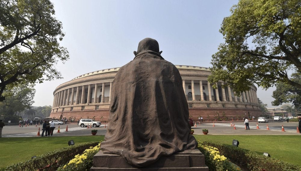 Vista de la parte de atrás de la estatua de Mahatma Gandhi frente al Parlamento en Nueva Delhi