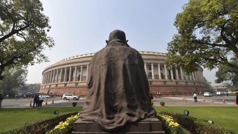 Vista de la parte de atr&aacute;s de la estatua de Mahatma Gandhi frente al Parlamento en Nueva Delhi 