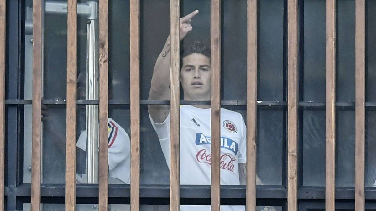 La peineta de James a los periodistas que indigna a Colombia La peineta de James a los periodistas que indigna a Colombia