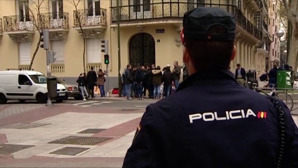 Frame 31.552683 de: Desalojan a los miembros del colectivo de extrema derecha Hogar Social de un edificio en el barrio de Salamanca
