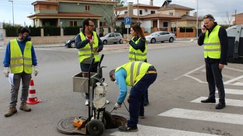 El concejal de Sanidad del Ayuntamiento de Borriana, Manel Navarro, ha visitado a los operarios de la empresa adjudicataria de gesti&oacute;n y abastecimiento de agua en la ciudad, FACSA.