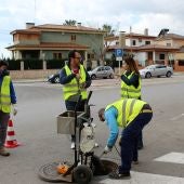 El concejal de Sanidad del Ayuntamiento de Borriana, Manel Navarro, ha visitado a los operarios de la empresa adjudicataria de gestión y abastecimiento de agua en la ciudad, FACSA.