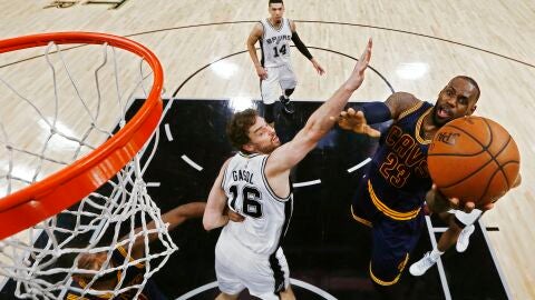 Gasol intenta evitar una canasta de LeBron James