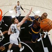 Gasol intenta evitar una canasta de LeBron James