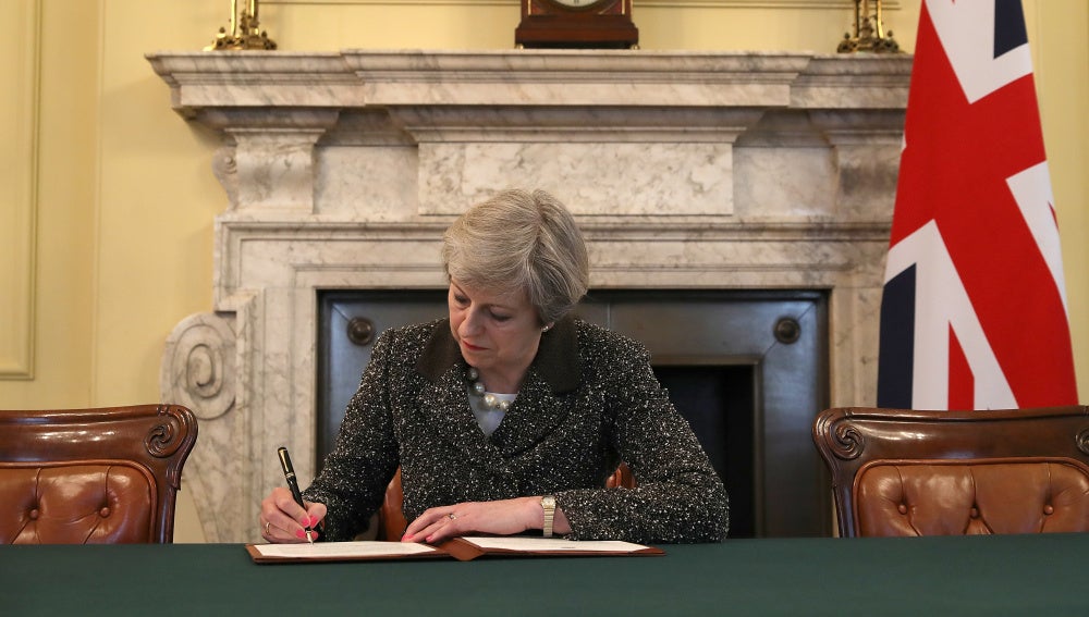 May firma la carta para notificar a la UE el inicio del 'Brexit'