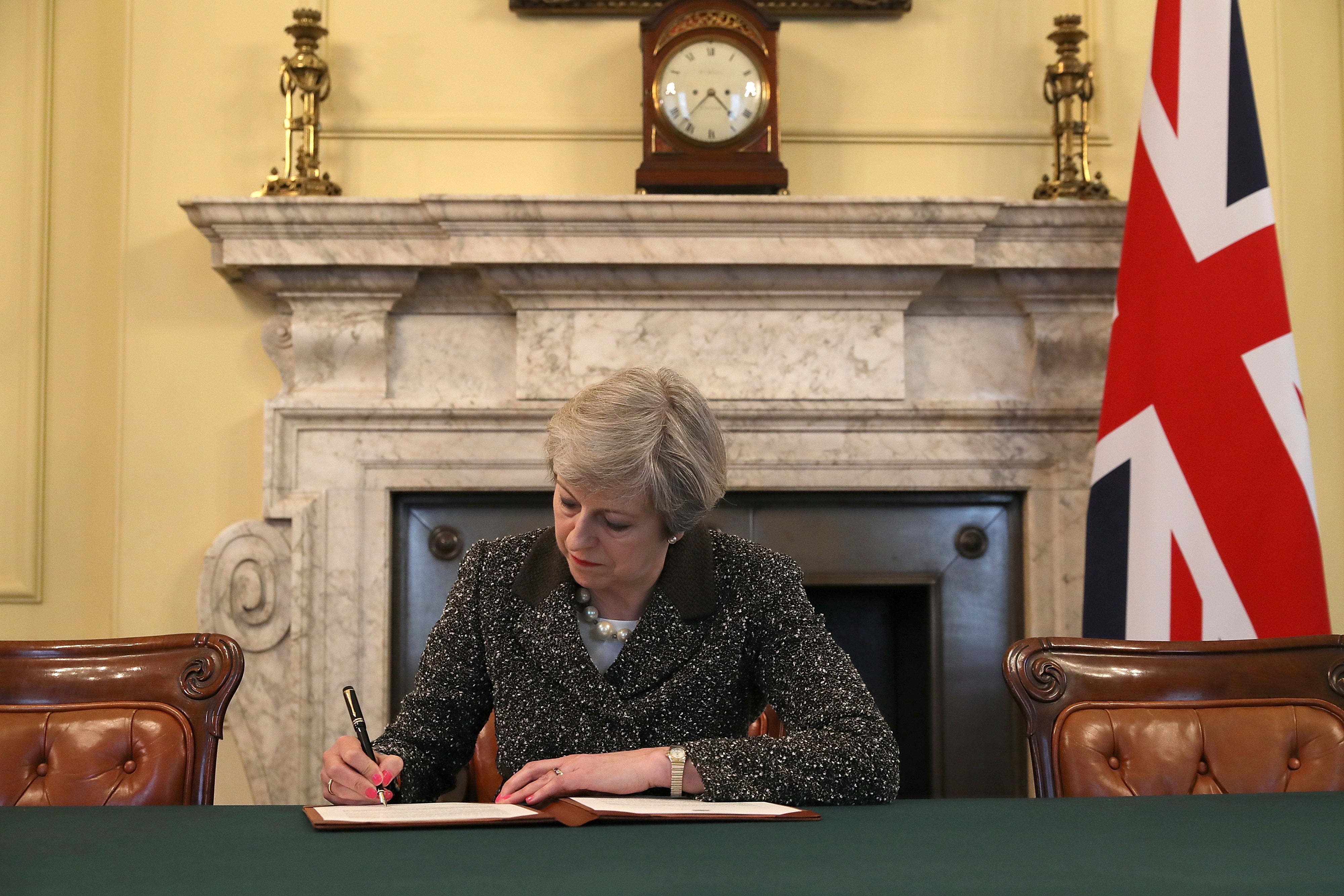 Theresa May firma la carta que notifica el inicio del 'brexit' a la Unión Europea Theresa May firma la carta que notifica el inicio del 'brexit' a la Unión Europea