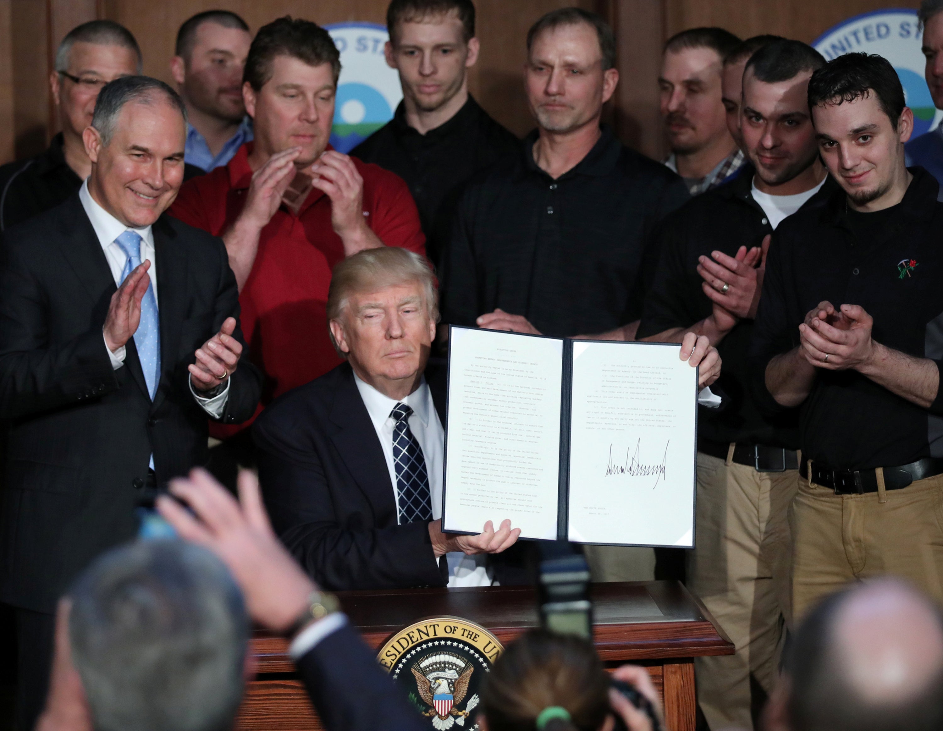 Trump firma una orden ejecutiva para empezar a acabar con el legado de Obama contra el cambio climático Trump firma una orden ejecutiva para empezar a acabar con el legado de Obama contra el cambio climático