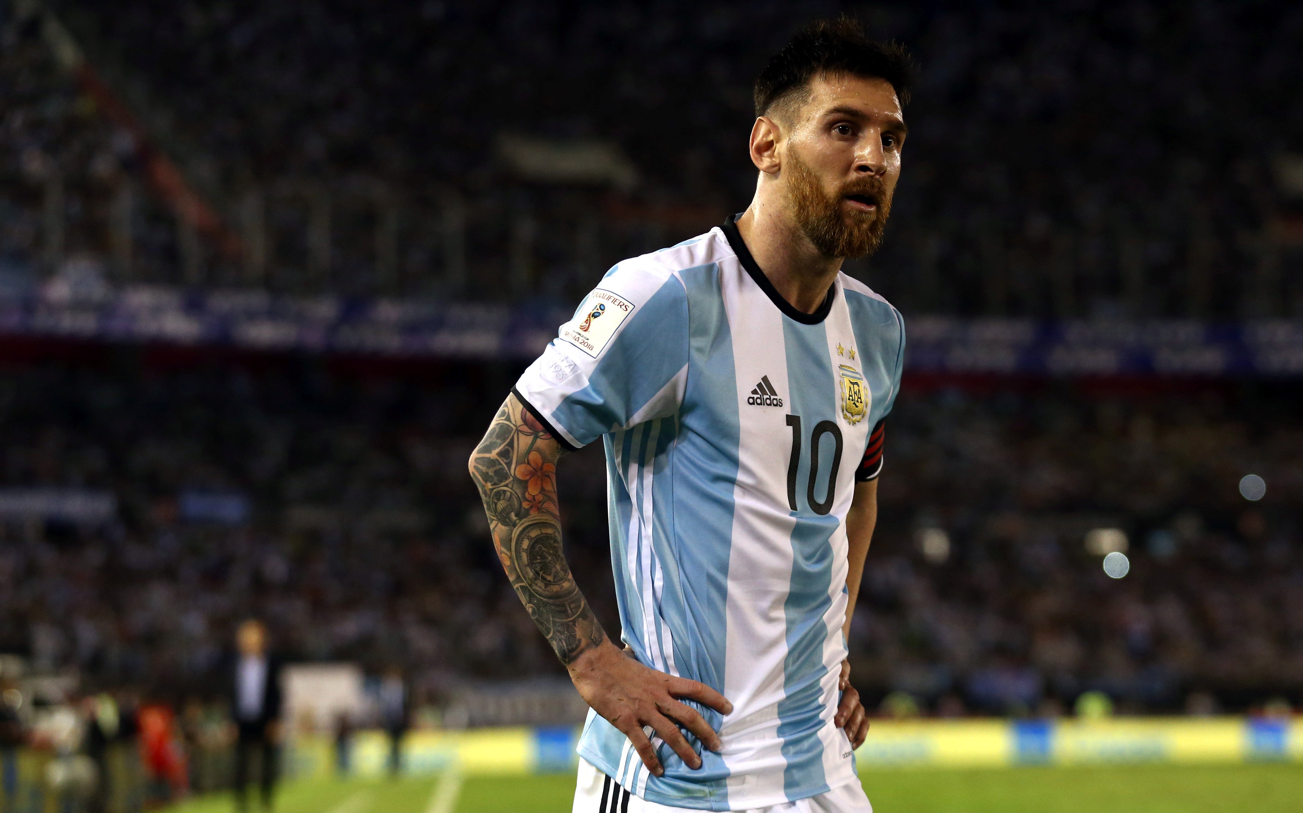 La FIFA sanciona con cuatro partidos a Messi por insultar al árbitro asistente durante el Argentina - Chile La FIFA sanciona con cuatro partidos a Messi por insultar al árbitro asistente durante el Argentina - Chile