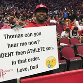 El padre, con una de sus pancartas en la cancha de los Rockets El padre, con una de sus pancartas en la cancha de los Rockets