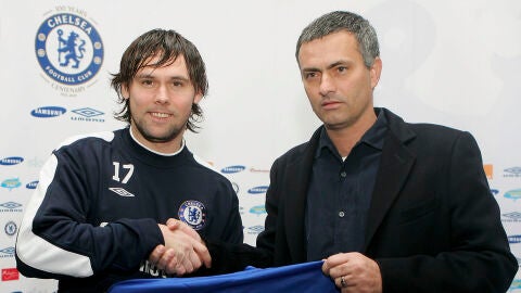 Maniche, con Mourinho en su presentaci&oacute;n con el Chelsea