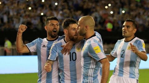 La selecci&oacute;n argentina de f&uacute;tbol celebrando un gol