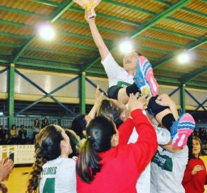 Anna Vicente, manteada por sus compañeras tras ganar al Granollers en Carrús Anna Vicente, manteada por sus compañeras tras ganar al Granollers en Carrús