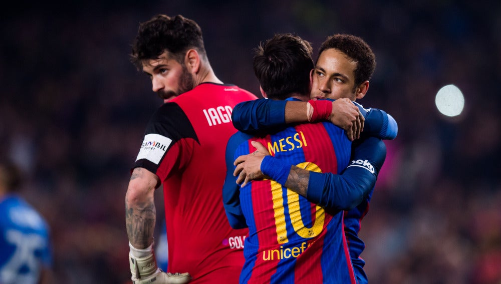 Neymar y Messi celebran un gol con el Barcelona