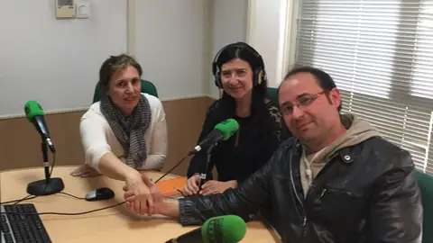 Asunción García, representante de la Plataforma a favor de la Jornada Partida; la periodista Mayte Vilaseca; y Raúl Puertas, miembro de la Plataforma a favor de la Jornada Continua. La elección sobre el horario escolar, a debate en Elche en la Onda