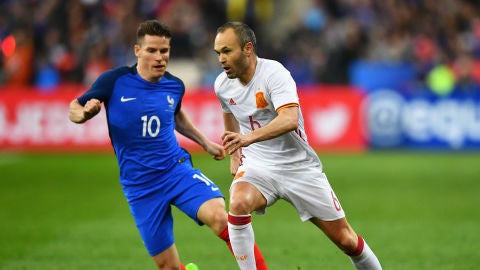 Iniesta avanza con el bal&oacute;n ante la presi&oacute;n de Gameiro