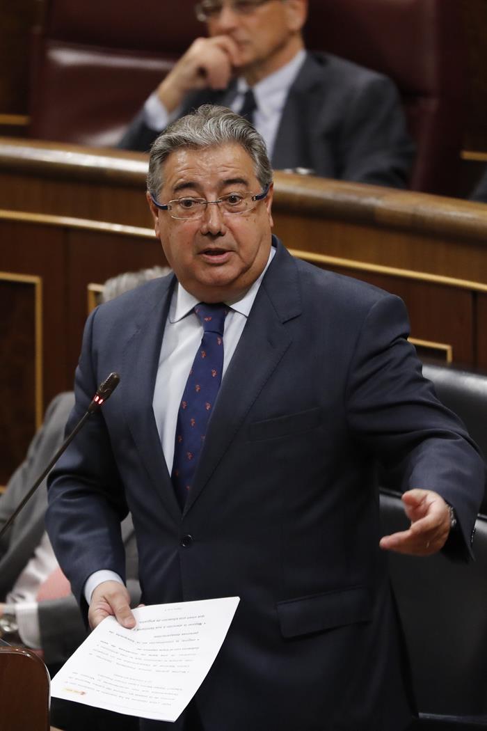 Zoido, sobre el supuesto piso para el director de la DGT: "No se ha cometido ninguna ilegalidad con ninguna vivienda" Zoido, sobre el supuesto piso para el director de la DGT: "No se ha cometido ninguna ilegalidad con ninguna vivienda"