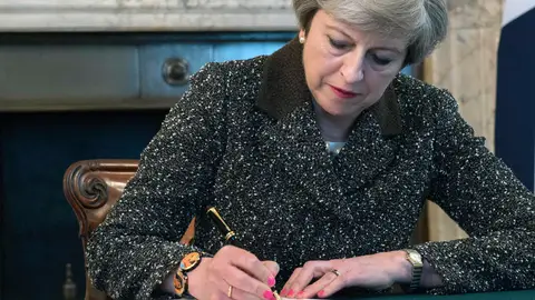 Theresa May firma la carta con la que el Reino Unido solicitará formalmente la retirada del país de la UE Theresa May firma la carta con la que el Reino Unido solicitará formalmente la retirada del país de la UE