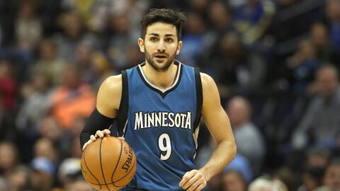 Ricky Rubio sube al ataque en un partido con los Timberwolves