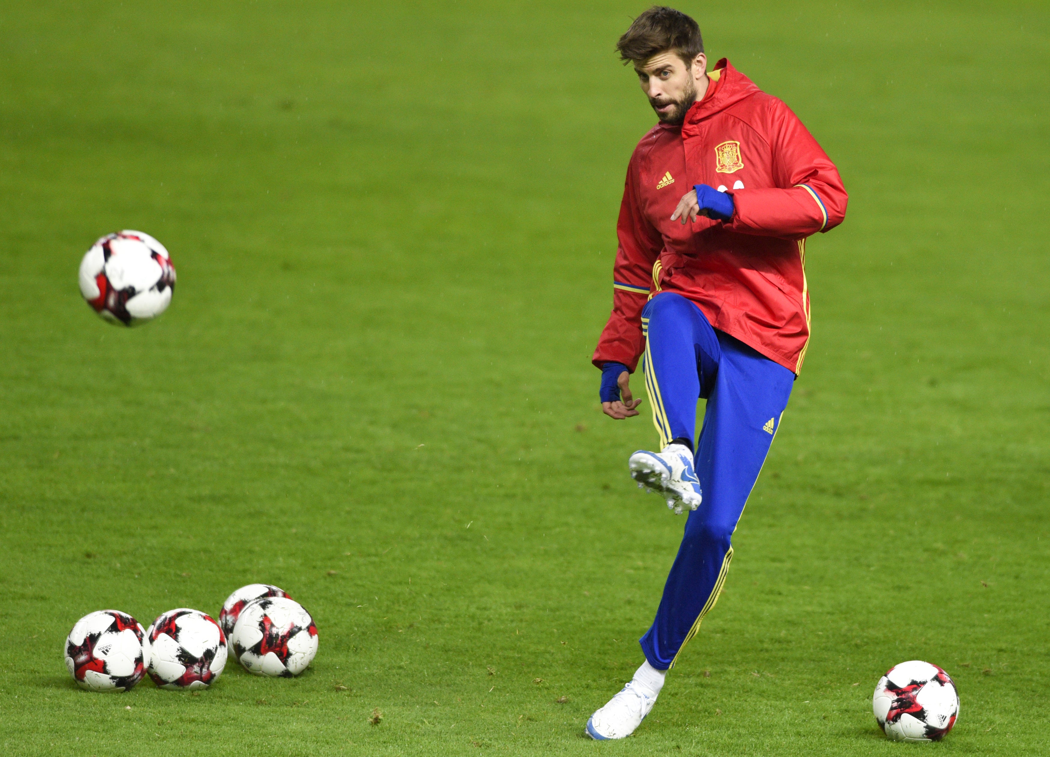 Gritos y cánticos en contra de Piqué durante el entrenamiento de la Selección Española en Las Rozas Gritos y cánticos en contra de Piqué durante el entrenamiento de la Selección Española en Las Rozas