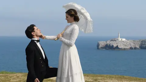 Alicia y Julio en 'Gran Hotel' frente al Faro de la Isla de Mouro (Santander) Alicia y Julio en 'Gran Hotel' frente al Faro de la Isla de Mouro (Santander)
