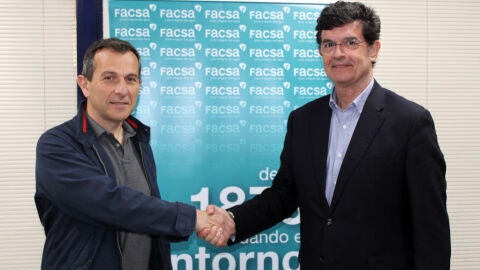 El presidente de FACSA, Enrique Gimeno, y el director de la carrera, Tico Cervera, han suscrito el acuerdo de patrocinio de esta prueba.