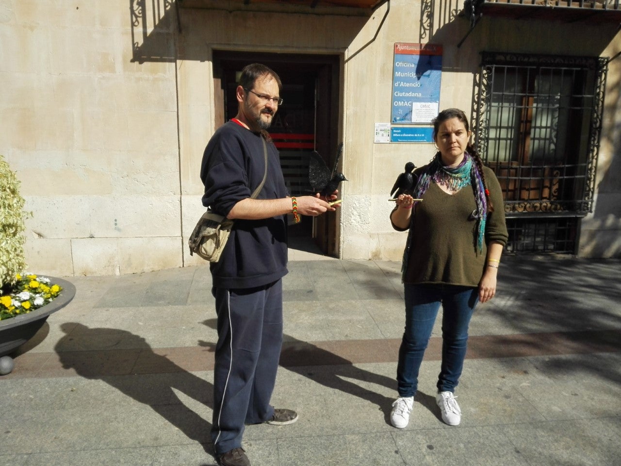 Animalistas de Elche piden a la Justicia que impida a una cofradía procesionar con tordos atados en su trono Animalistas de Elche piden a la Justicia que impida a una cofradía procesionar con tordos atados en su trono
