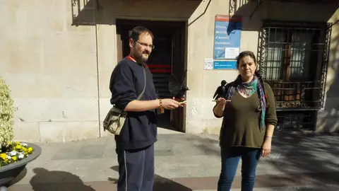Miembros del colectivo de animalistas de Elche muestran dos aves artificiales como las que piden que se sustituyan los tordos del trono de la cofradía. Semana Santa