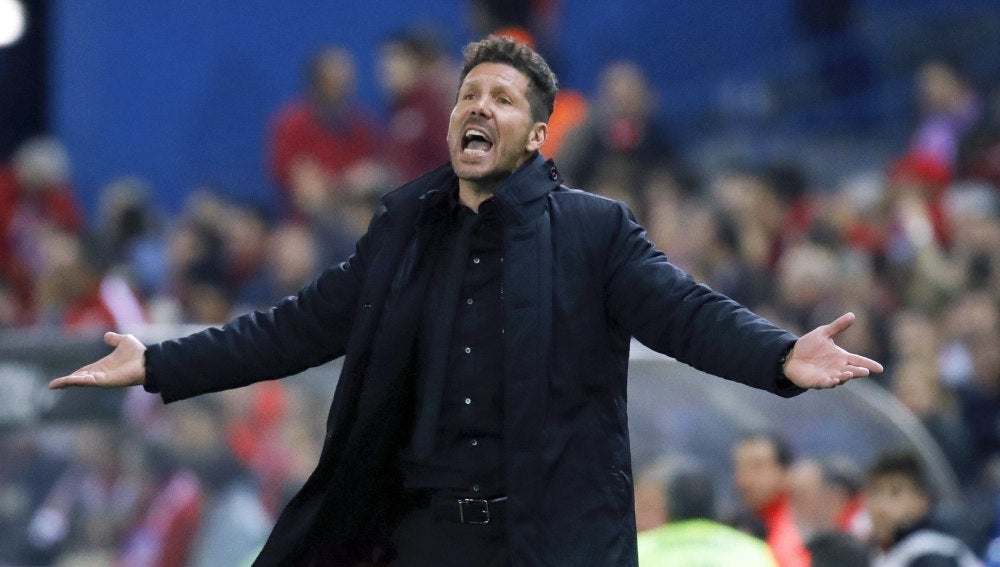 Simeone protesta una acción en el partido del Atlético en el Calderón