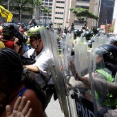 La policía disuelve la marcha opositora en Venezuela