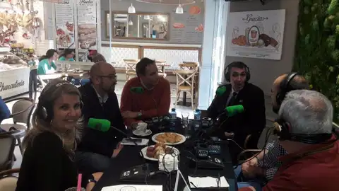 Un momento previo a la tertulia En La Canasta