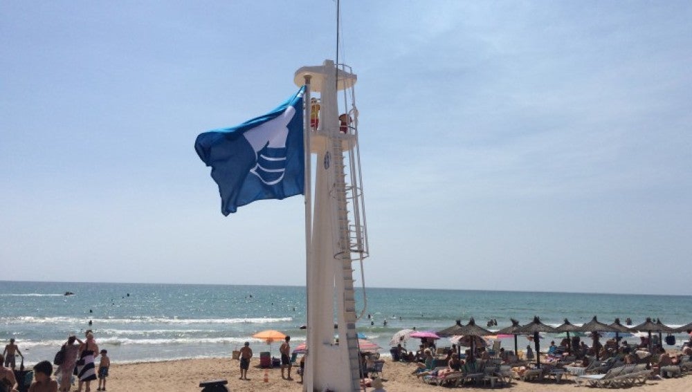 Torre de vigilancia en la playa de Arenales del Sol de Elche. 