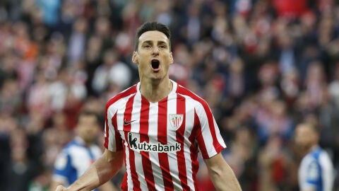 Aduriz celebra uno de sus goles con el Athletic