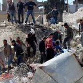58 muertos por un ataque químico y otros ocho por un bombardeo aéreo en el norte de Siria 