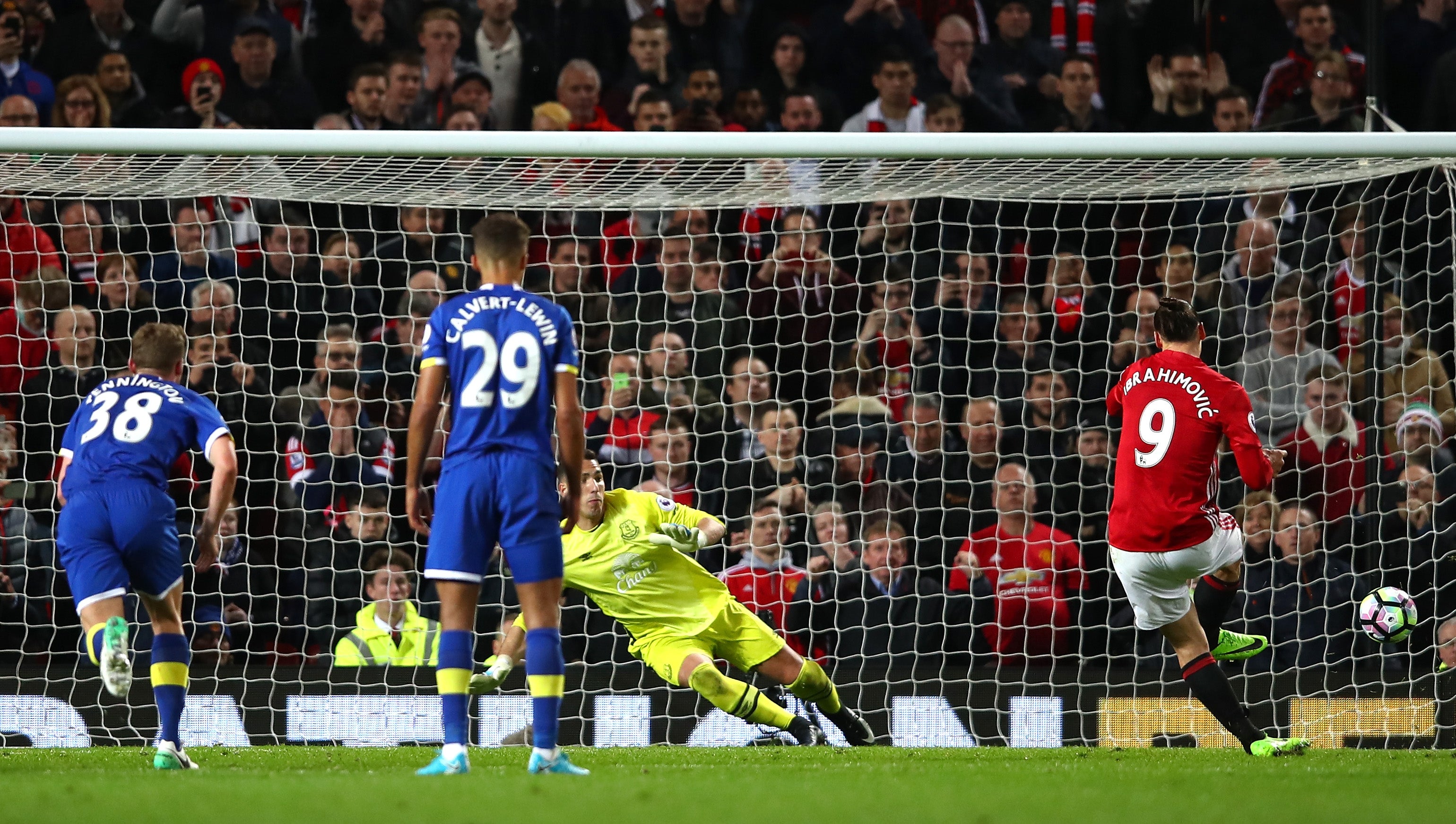 El United rescata un punto ante el Everton gracias a un gol de penalti de Ibrahimovic El United rescata un punto ante el Everton gracias a un gol de penalti de Ibrahimovic