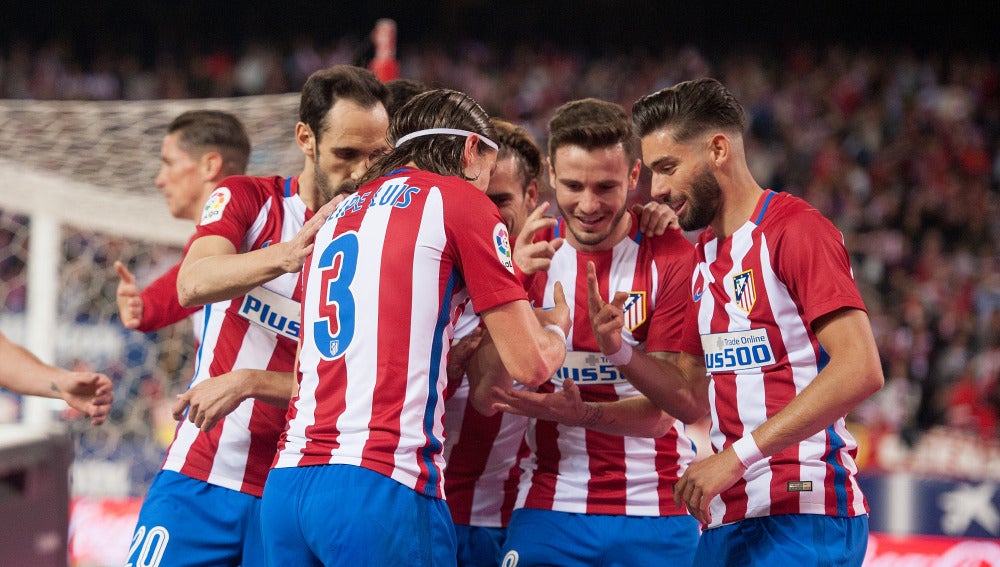 Los jugadores del Atlético de Madrid celebran un gol en el Calderón