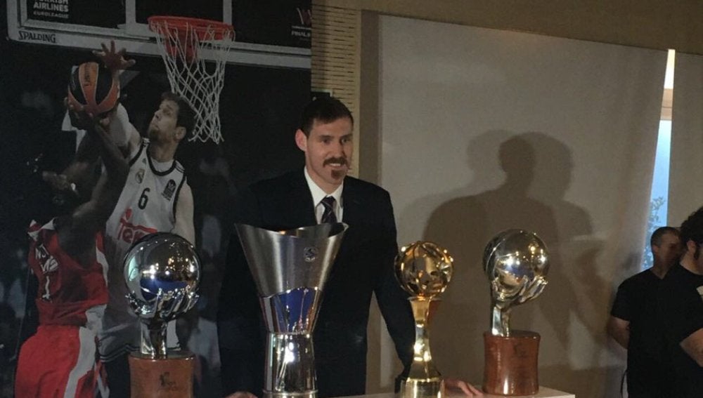 Nocioni posa con los trofeos que ha ganado en el Real Madrid de basket