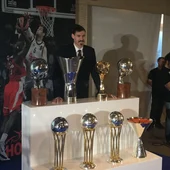 Nocioni posa con los trofeos que ha ganado en el Real Madrid de basket Nocioni posa con los trofeos que ha ganado en el Real Madrid de basket
