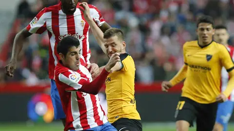 Camacho disputa un balón ante el Sporting Camacho disputa un balón ante el Sporting