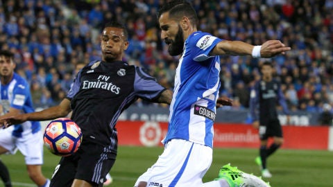 El defensa griego del Legan&eacute;s Dimitrios Siovas y el defensa brasile&ntilde;o del Real Madrid Danilo Luiz da Silva