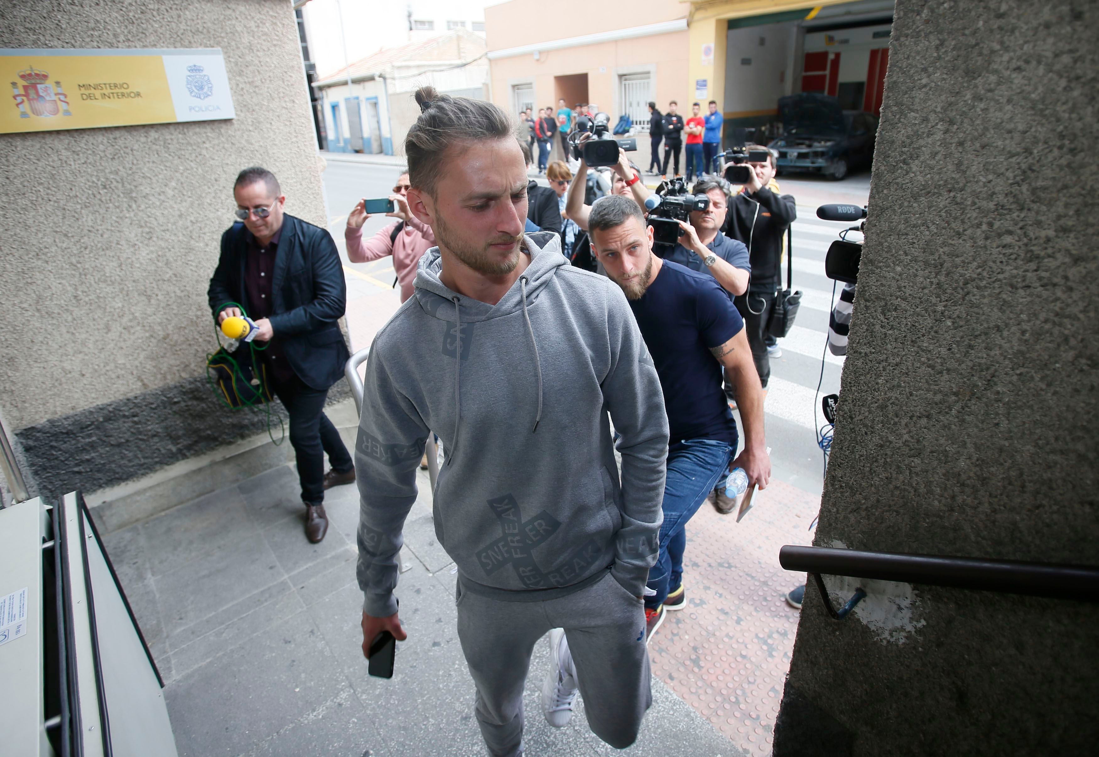 El técnico y dos jugadores del Eldense declaran ante el juez por el supuesto amaño ante el Barcelona B El técnico y dos jugadores del Eldense declaran ante el juez por el supuesto amaño ante el Barcelona B