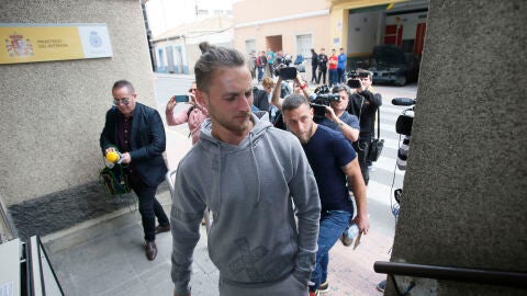 El jugador del Eldense, Mayki, a su llegada la comisaria de Elda