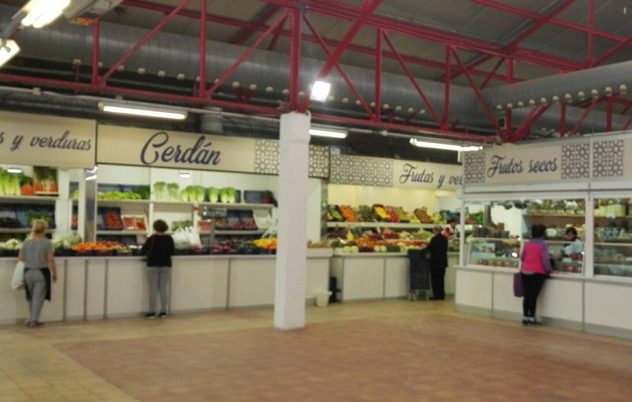 Los placeros del Mercado Central de Elche sostienen que sus concesiones son demaniales Los placeros del Mercado Central de Elche sostienen que sus concesiones son demaniales