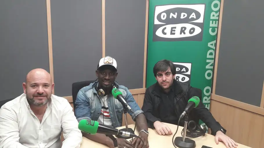 David Aguilar, presidente de la Junta Gestora del Eldense; el futbolista Cheikh y Mario Cartagena, exentrenador del Eldense David Aguilar, presidente de la Junta Gestora del Eldense; el futbolista Cheikh y Mario Cartagena, exentrenador del Eldense